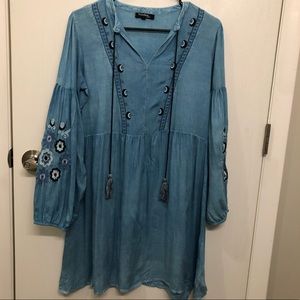 Long sleeve embroidered flows mini dress